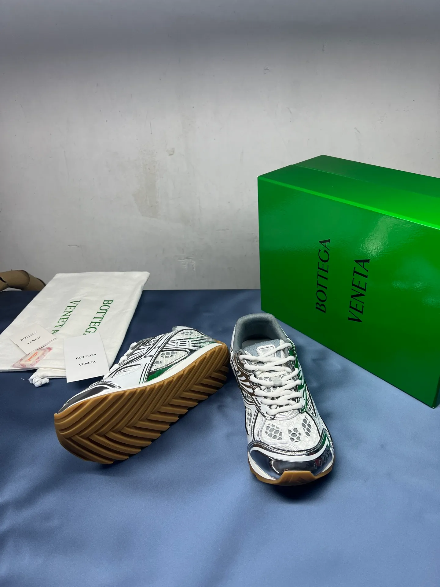 👟👟Ex-factory price 600👟👟 Men's size +10 Real photos 🔥🔥BV Orbit sneakers Wang Yibo's same style couple's dad shoes Runner sneakers, made of lightweight technical mesh fabric. Matched with geometric pattern designed rubber outsole Wang Zha series high version Look for the package craftsmanship The actual height is much higher, but the legs are still slim. Very nice and playable and durable Matching to the standard 💯 Package shoe technology Look for the high version The outsole is made of color-blocked TPU outsole Women's model 35 36 37 38 39 40 41 (40 41 customized) Men's model 39 40 41 42 43 44 45. (Customized size 45) (Customer logo can be accepted without refund or exchange at a favorable price) Equipped with original packaging